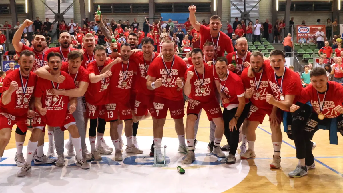 Handball Oberliga Ostsee Spree LHC Cottbus — SG OSF Berlin 32—23: Jubel beim LHC nach dem Sieg