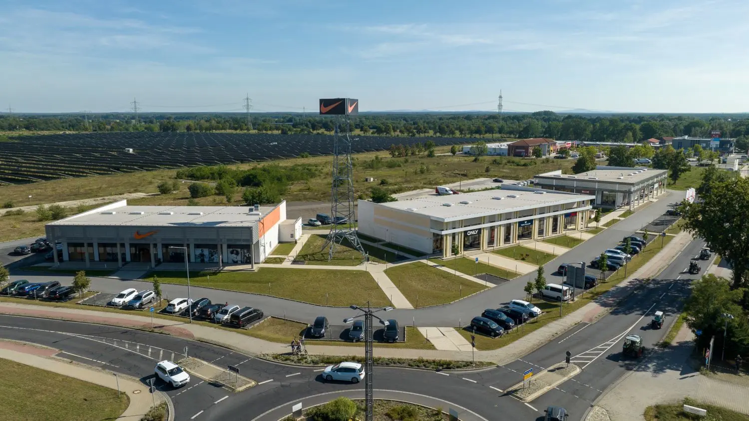 Blick auf das Schwarzheider Outlet-Center. Die Ladesäulen befinden sich südlich (rechts) des Centers.