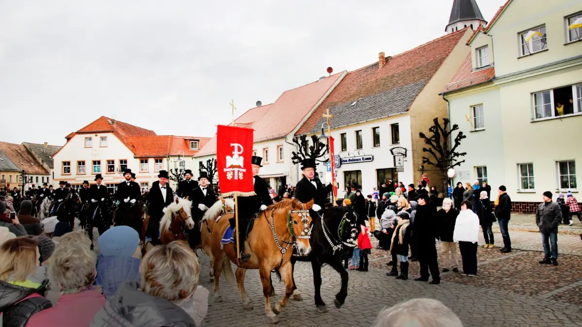 Das Osterreiten in Wittichenau, hier auf dem Marktplatz, gehört zu den größten in der Lausitz. 2024 erwartet die Reiter zu Ostern eine besondere Herausforderung.
Die Wittichenauer Osterreiter-Prozession, hier auf dem Marktplatz, gehört zu den größten in der Lausitz. Foto: T. Richter-Zippack