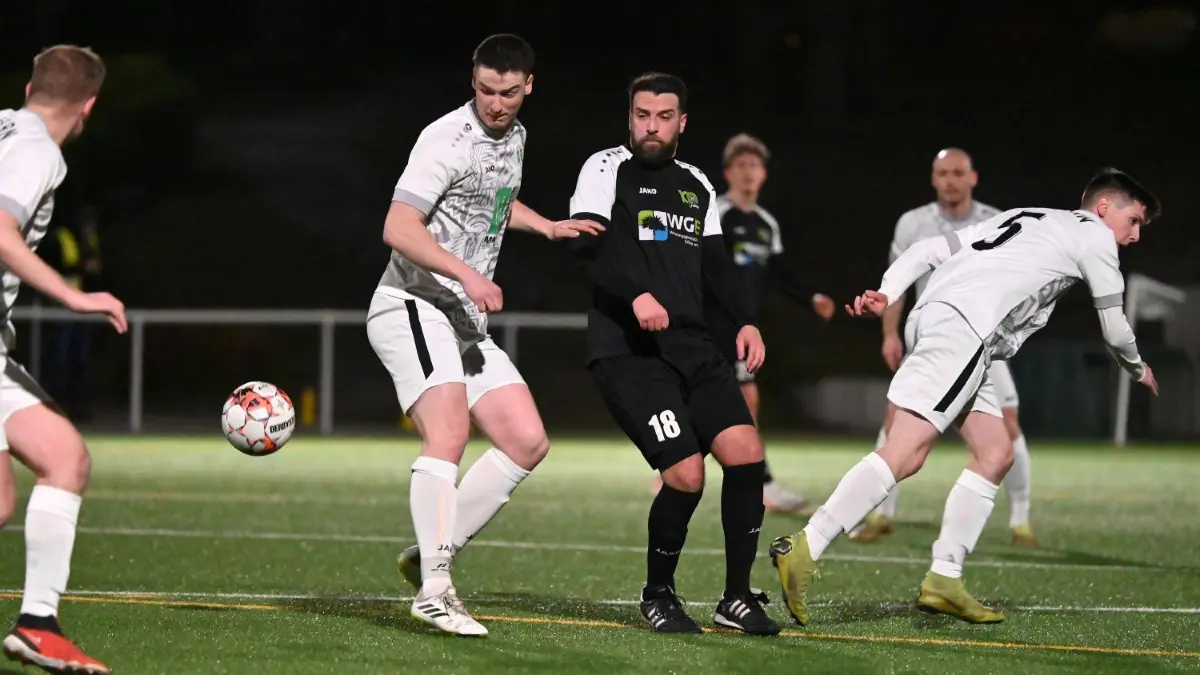 Fußballer Eddie Grabowski (links) ist neuer Kandidat für die Wahl zum LR–Sportler der Woche.
Erkner, Fussball Landesliga Süd Punktspiel, FV Erkner - SV Döbern, Eddie Grabowski, Enrico Schulz und Franz Schammel v.l.
FOTO BENK 28.03.2024