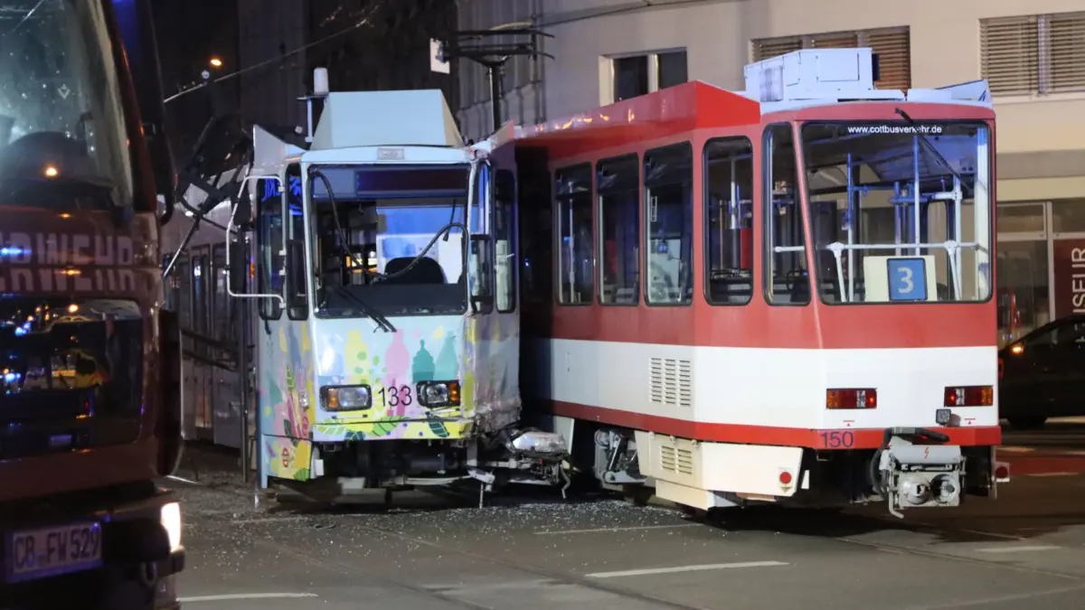 Die beiden kollidierten Straßenbahnen von Cottbusverkehr haben sich bei einem Unfall in der Berliner Straße/Ecke Bahnhofsstraße in Cottbus ineinander verkeilt.
Die kollidierten Straßenbahnen haben sich ineinander verkeilt.