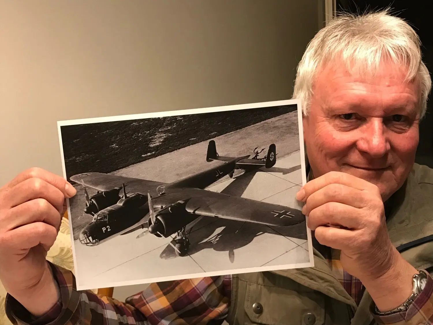 Hier präsentiert der Guteborner Heimatforscher Peter Gajda das Bild einer Maschine, wie sie in Senftenberg abgestürzt war.