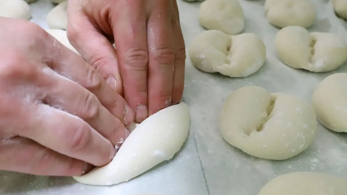 Traditionserhalt gesichert: Das Amtsgericht Neuruppin bestätigt Sanierung der Bäckerei Armster. 18 Filialen bleiben, 120 Jobs gerettet. Das Handwerk hat überlebt.
12. Juli 2021 Handwerk Bäcker - Bäckerei Wendland in Frankfurt (Oder) - Besuch in der Backstube