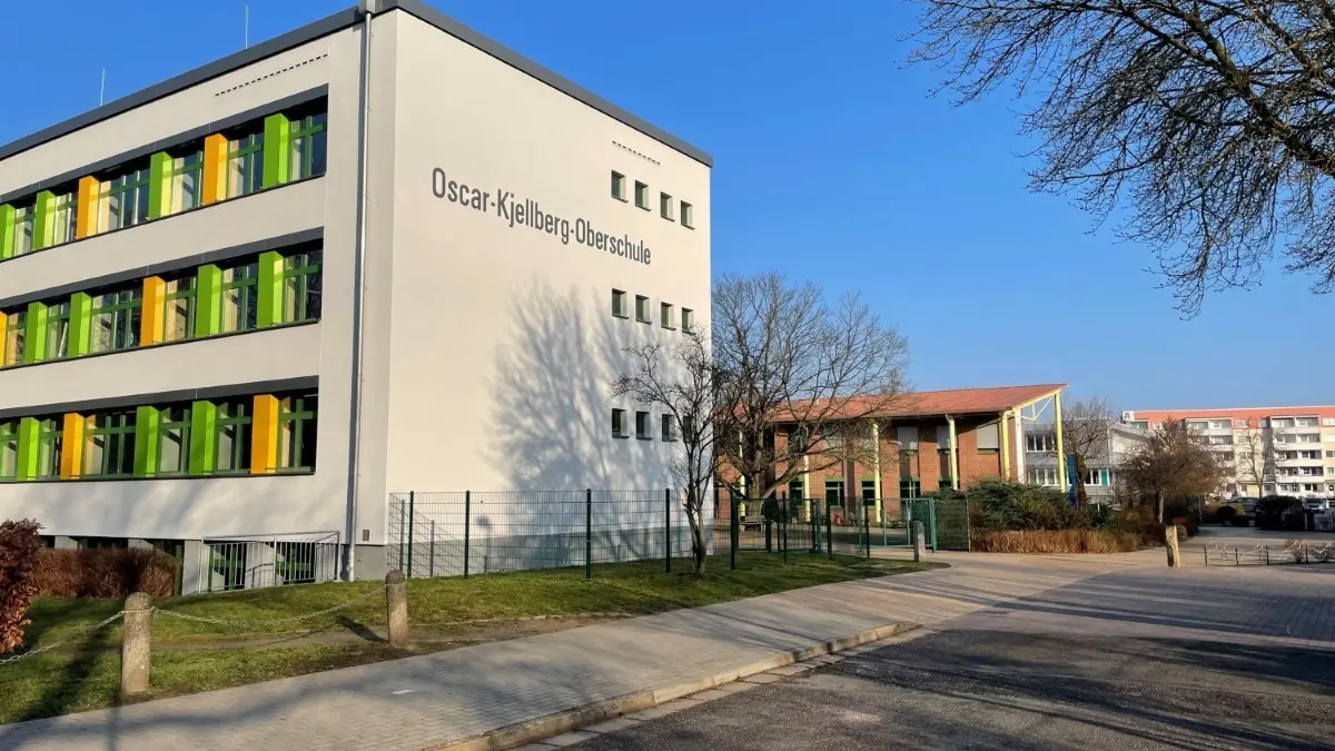 Die Oscar–Kjellberg Oberschule ist ein Katschutz–Leuchtturm für die Bürger in Finsterwalde.
Die Oscar-Kjellberg Oberschule ist ein Katschutzleuchtturm für die Finsterwalder.