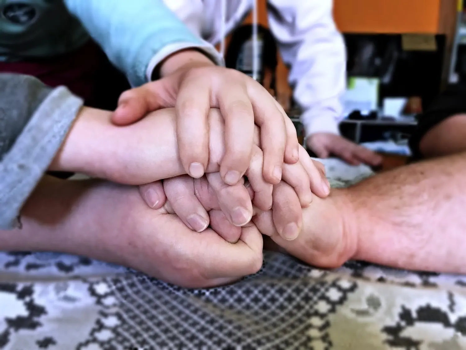 Mit dieser Geste demonstrierte die Familie vor einem Jahr während der Stromsperre ihren Zusammenhalt.