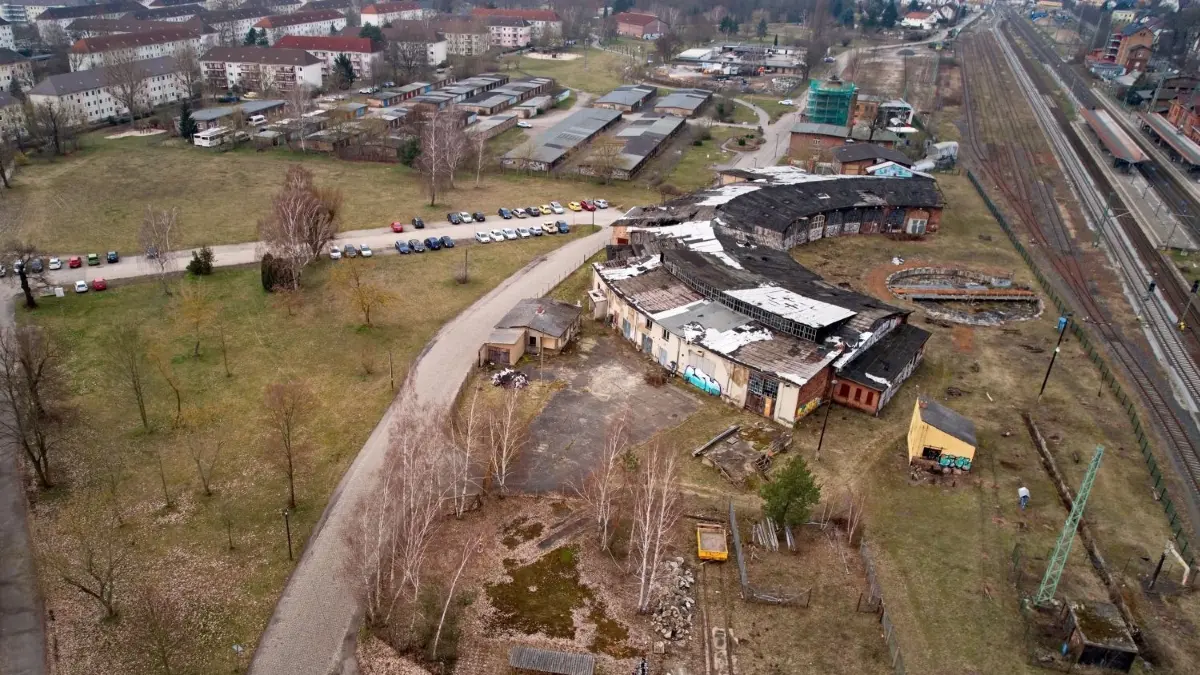 Blick auf das Areal rund um den Lokschuppen, das touristisch und für den Verkehr entwickelt werden soll. Am Bildrand oben ist der Bauhof zu sehen.
Blick auf das Areal rund um den Lokschuppen, das touristisch entwickelt werden soll.