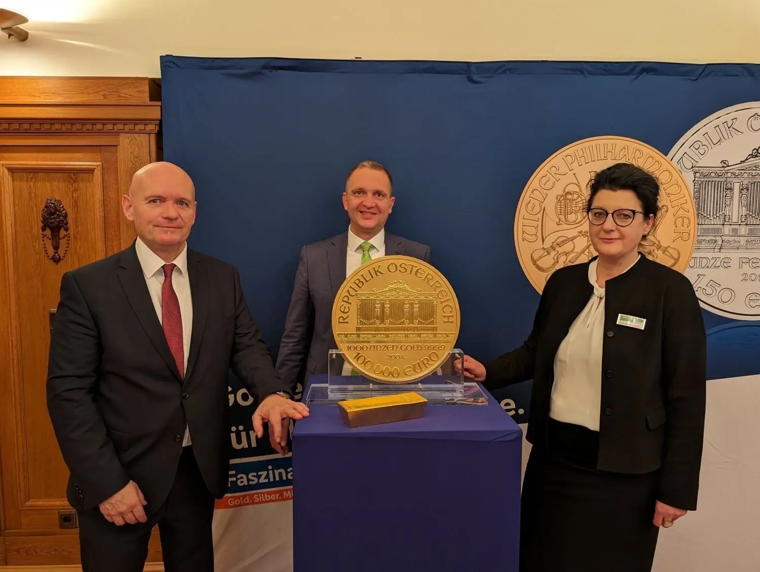 Im Glanze des Goldes vereint: Finanzexperte Dr. Uwe Bergold (l.) mit dem Vorstand der Spreewaldbank Sven Thamm und Doreen Hackenberg-Mathow.