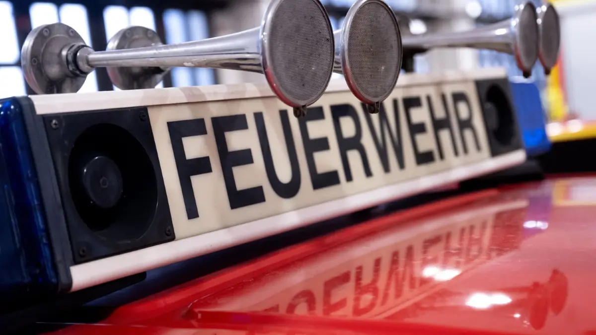 Die Feuerwehr rückte am Dienstagabend (20. Februar) in Großräschen an (Symbolfoto).
ARCHIV - 05.02.2024, Bayern, München: Ein Fahrzeug mit der Aufschrift ·Feuerwehr·. (zu dpa: «Brand in Heim für betreutes Wohnen - 10 000 Euro Schaden») Foto: Sven Hoppe/dpa +++ dpa-Bildfunk +++