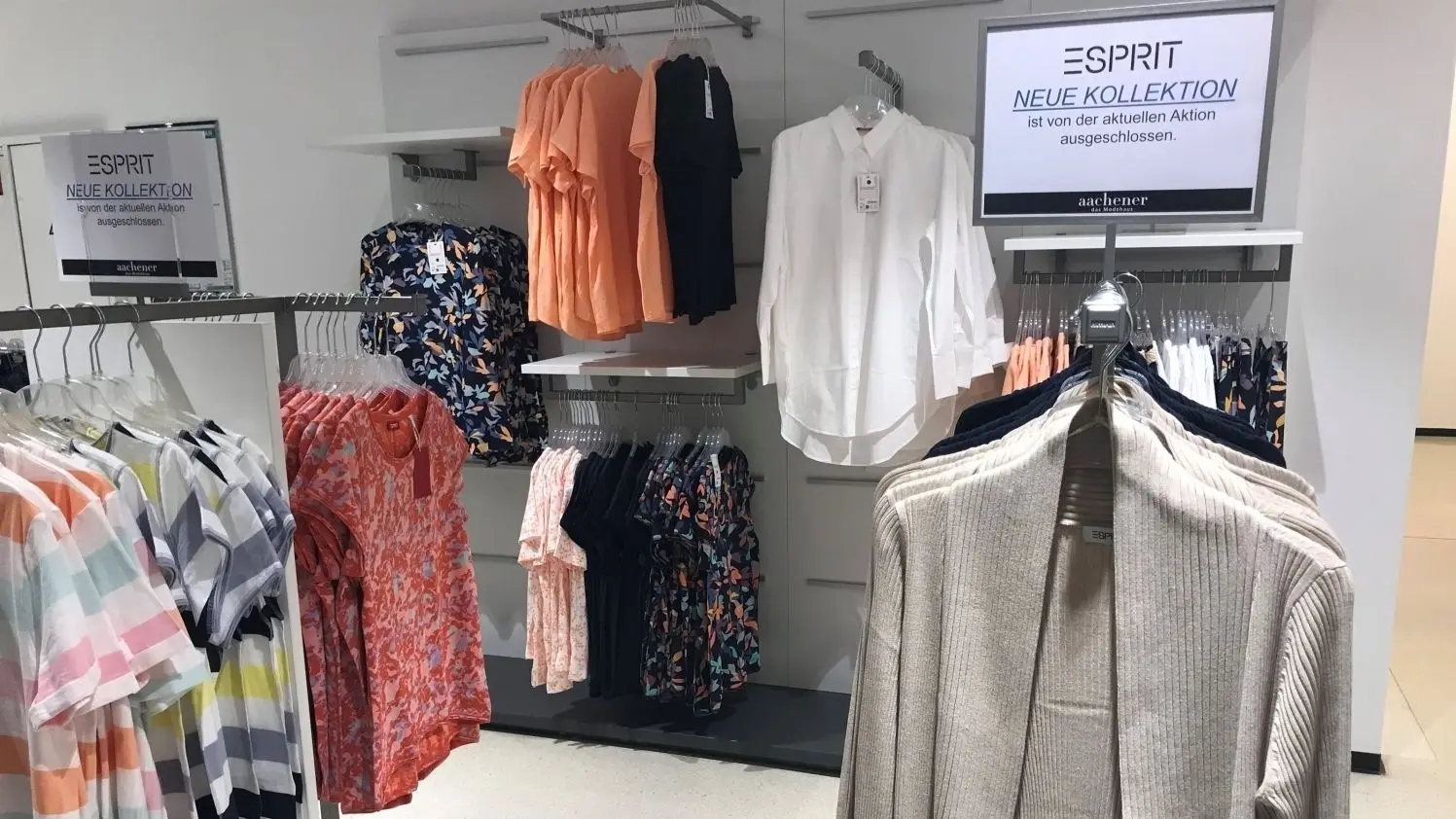 Neue Ware ist im Aachener Modehaus in Cottbus eingetroffen. Ob das ein gutes Zeichen für den Fortbestand des Einzelhändlers ist, bleibt abzuwarten. Die Stadt schmiedet ihren Zukunftsplan für die Warenhaus-Immobilie.