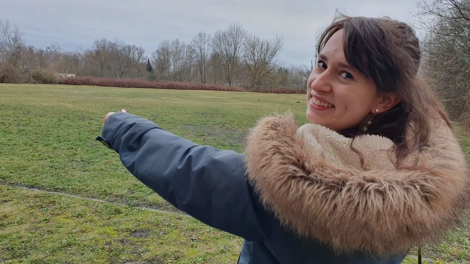 Gelebte Inklusion: Abigail Reich (22) aus Senftenberg will gemeinsam mit Neuntklässern vom Friedrich-Engels-Gymnasium und der Förderschule "Hand in Hand" Bäume pflanzen - und zwar auf einer Wiese hinter der Stralsunder Straße.