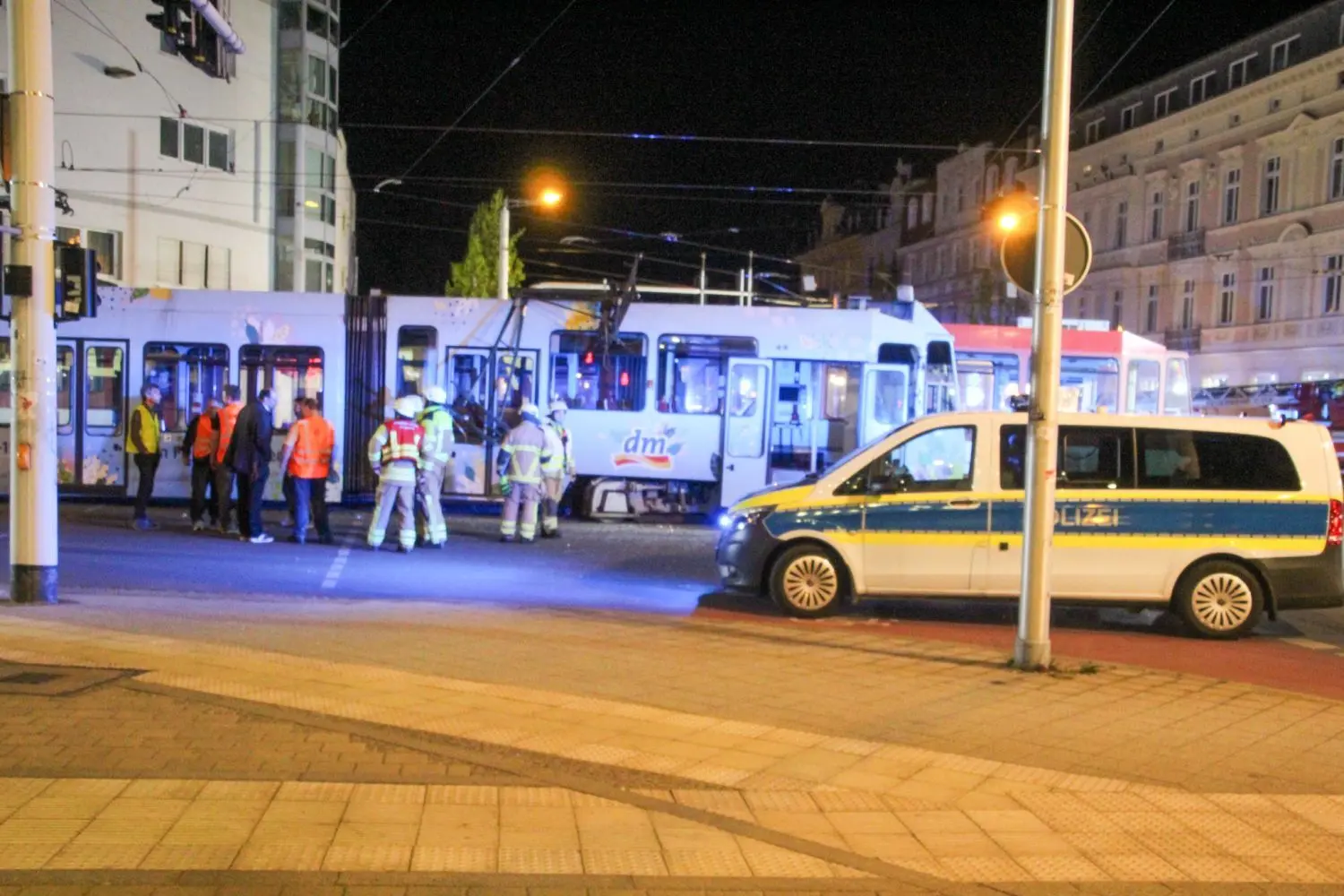 Tram-Unfall in Cottbus: Auf der Kreuzung Berliner Straße/Bahnhofstraße geht nichts mehr.