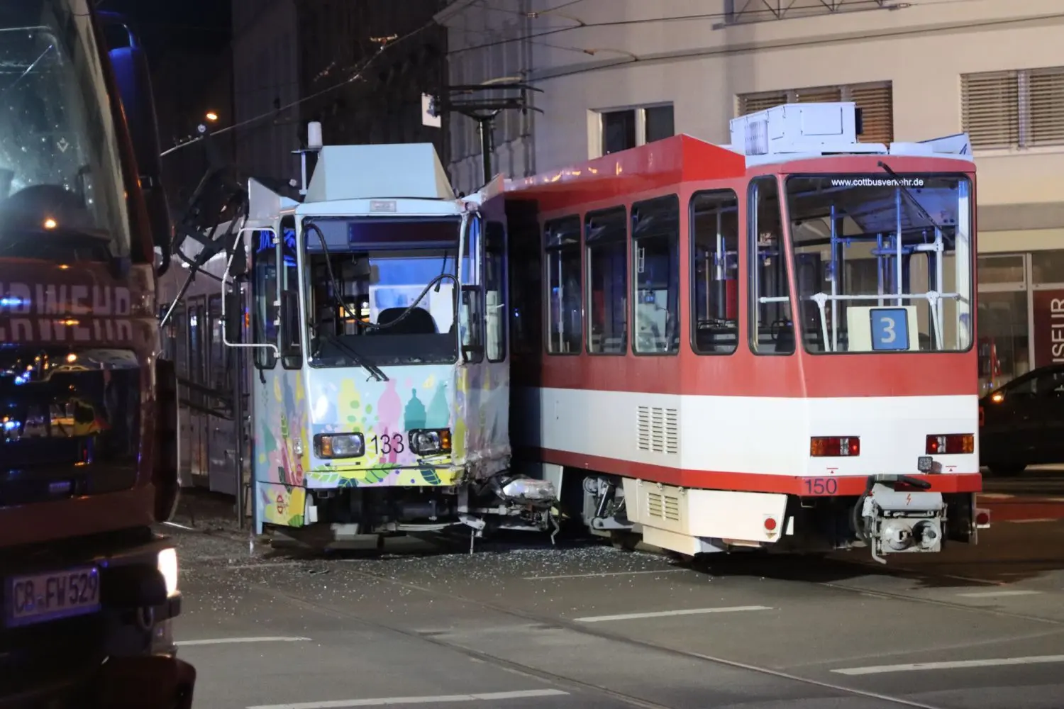 Die kollidierten Straßenbahnen haben sich ineinander verkeilt.