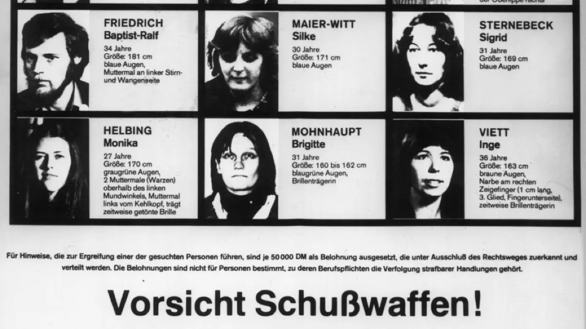 Das Bundeskriminalamt (BKA) hatte 1980 ein neues Fahndungsplakat mit Fotos von mutmaßlichen, mit Haftbefehl gesuchten RAF–Terroristen veröffentlicht. Auf dem Plakat ist auch das Bild einer Frau, die mehrere Jahre in Eisenhüttenstadt untergetaucht war.
HONORARPFLICHTIG!!!
Das Bundeskriminalamt (BKA) hat Anfang Dezember 1980 ein neues Fahndungsplakat mit den Fotos von 15 mutmaßlichen, mit Haftbefehl gesuchten Terroristen veröffentlicht. Das Plakat zeigt von oben links nach unten rechts: Susanne Albrecht, Christian Klar, Adelheid Schulz, Peter Jürgen Boock, Friederike Krabbe, Ekkehard Freiherr von Seckendorff-Gudent, Christine Dümlein, Werner Lotze, Ingrid Siepmann, Baptist-Ralf Friedrich, Silke Maier-Witt, Sigrid Sternebeck, Monika Helbing, Brigitte Mohnhaupt und Inge Viett.