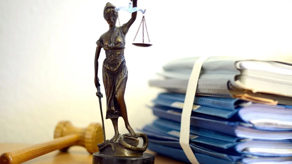 Seit Dezember 2023 hat das Landgericht Cottbus Vorwürfe des sexuellen Missbrauchs gegen einen 51–Jährigen verhandelt. Jetzt ist das Urteil gesprochen (Symbolfoto).
Die modellhafte Nachbildung der Justitia steht in einem Raum eines Richters neben einem Holzhammer und einem Aktenstapel. Am Dienstag ist der Prozessbeginn um den Mord an einem Mieter in Oberhausen. Der Angeklagte Vermieter soll das Opfer verprügelt, am Boden fixiert und anschließend mit einem Lampenfuß getötet haben. Auslöser des Streits soll ein Durchbruch gewesen sein, den der Mieter offenbar unberechtigt im Keller des Hauses gemacht hatte. +++ dpa-Bildfunk +++