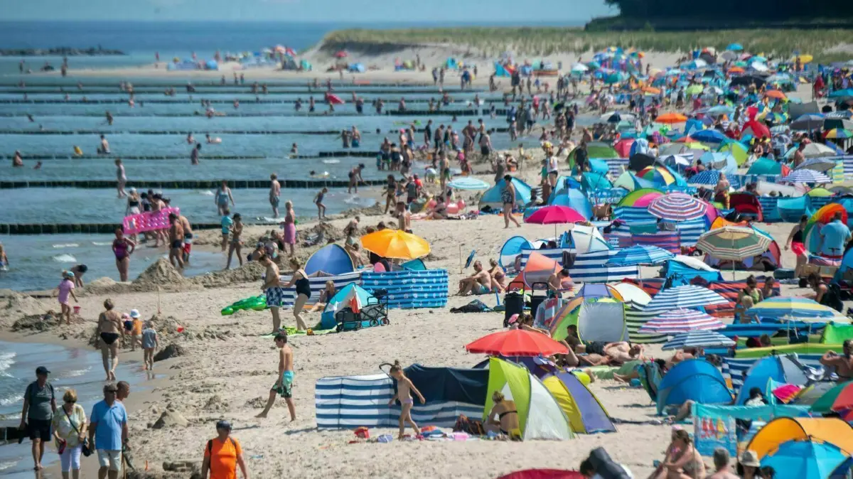 Die Sommerferien 2023 in Brandenburg sind in greifbarer Nähe. Mit dem Zug kommt man schnell an die Ostsee. (Symbolbild)
Urlauber und Tagestouristen genießen das Sommerwetter am Ostseestrand in Koserow auf der Insel Usedom. +++ dpa-Bildfunk +++