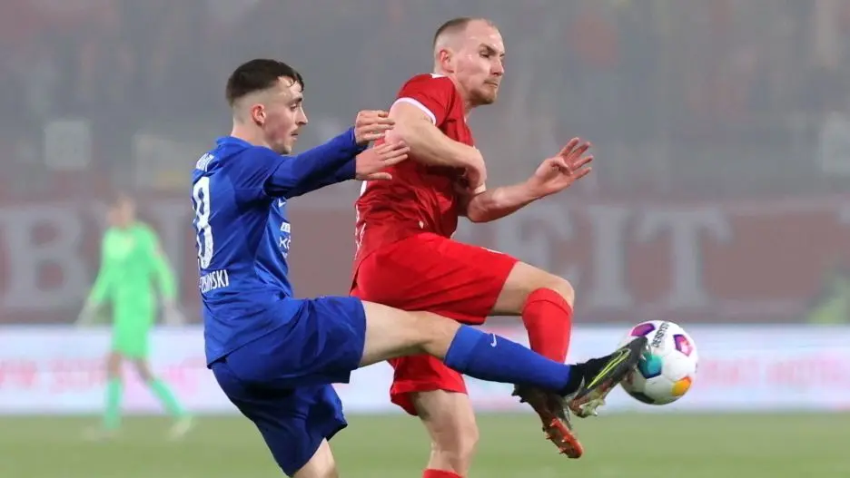 Energies Tobias Hasse (rechts) und Dominik Schickersinsky von Hertha BSC II kämpfen in dieser Szene verbissen um den Ball.