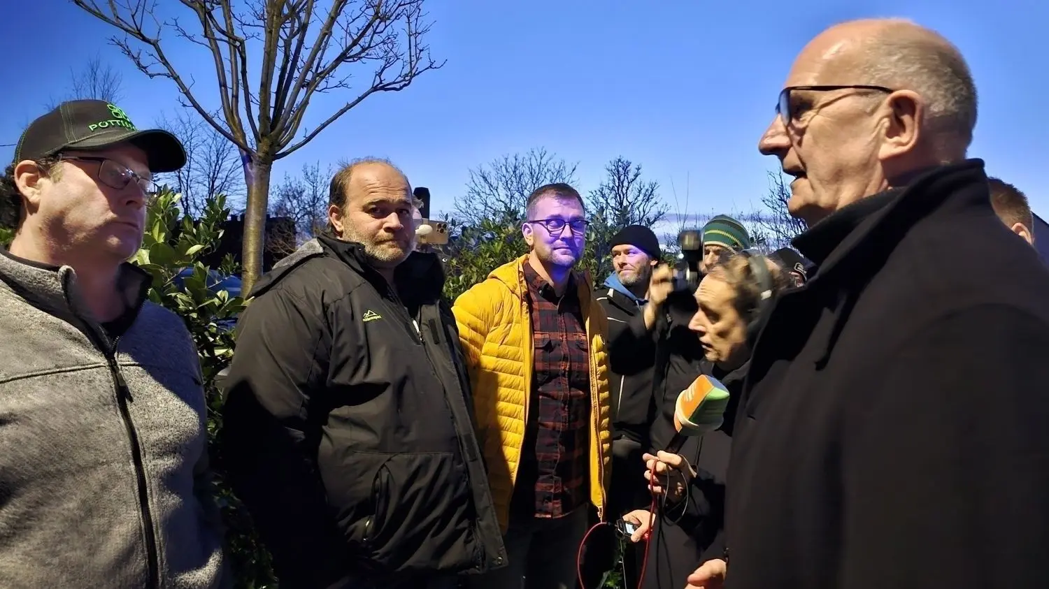 Landwirt Frank Lerke (l.), der im Forster Stadtteil Briesnig einen Familienbetrieb führt, im Gespräch mit Ministerpräsident Dietmar Woidke (SPD). Der bringt den protestierenden Bauern in Forst gute Nachrichten aus Potsdam mit.
