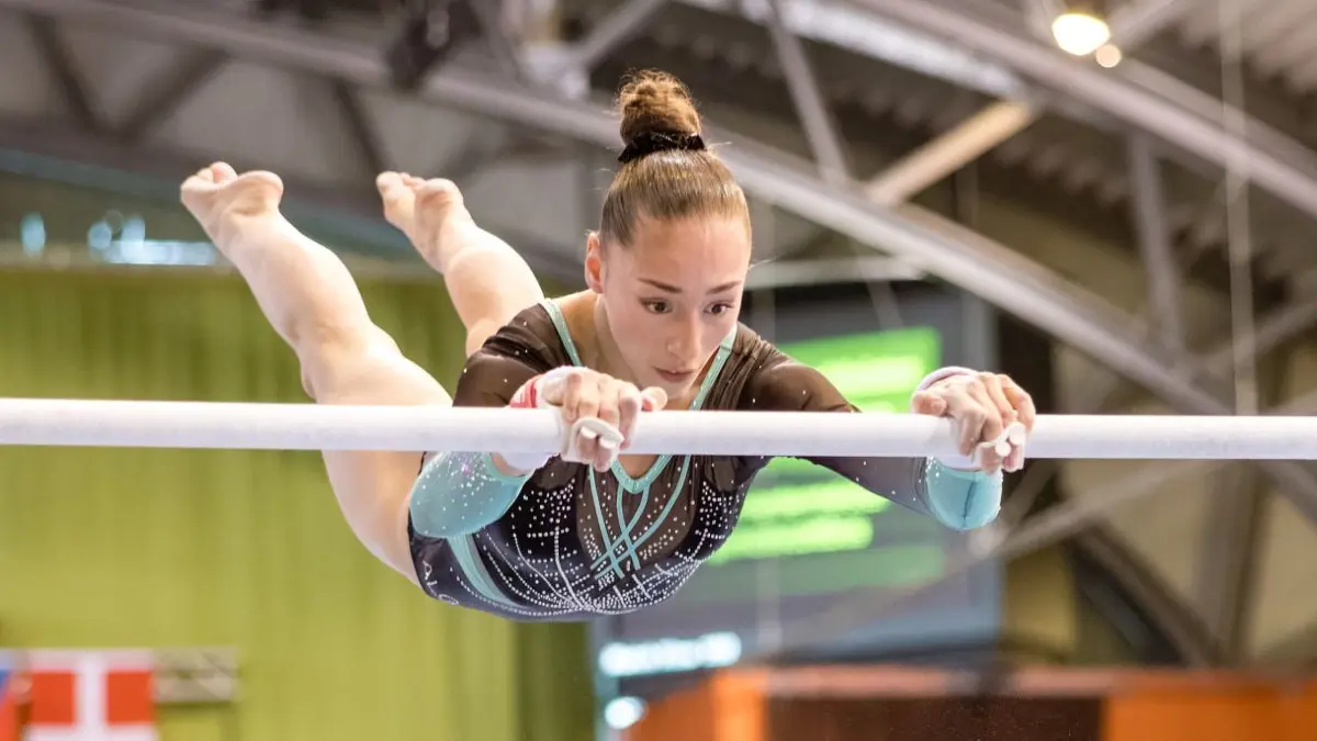 Kaylia Nemour aus Algerien setzte mit ihrer hochkarätigen Stufenbarren-Übung eines der Glanzlichter beim 47. Turnier der Meister in Cottbus.
24.02.2024, Brandenburg, Cottbus: Turnen: Olympia-Qualifikation/Weltcup, Frauen: Stufenbarren, Finale, in der Lausitz Arena. Kaylia Nemour aus Algerien in Aktion. Foto: Frank Hammerschmidt/dpa +++ dpa-Bildfunk +++