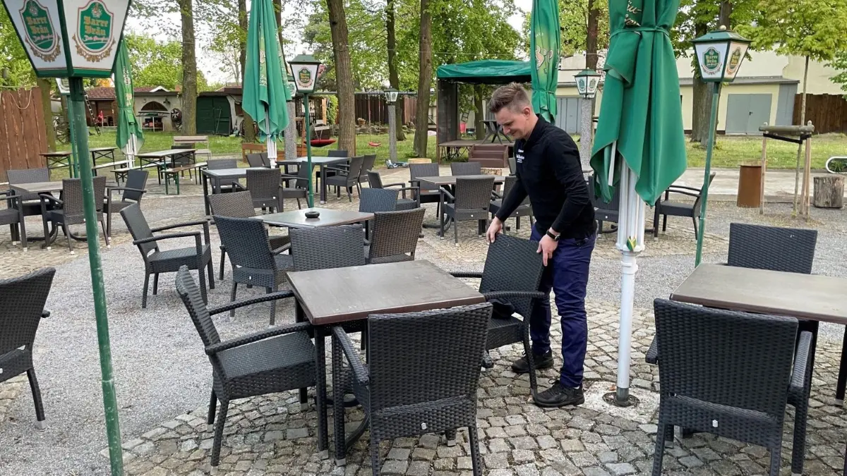 Letzte Handgriffe im Biergarten der Gaststätte Zur Erholung in Finsterwalde durch Marc Umlauf.