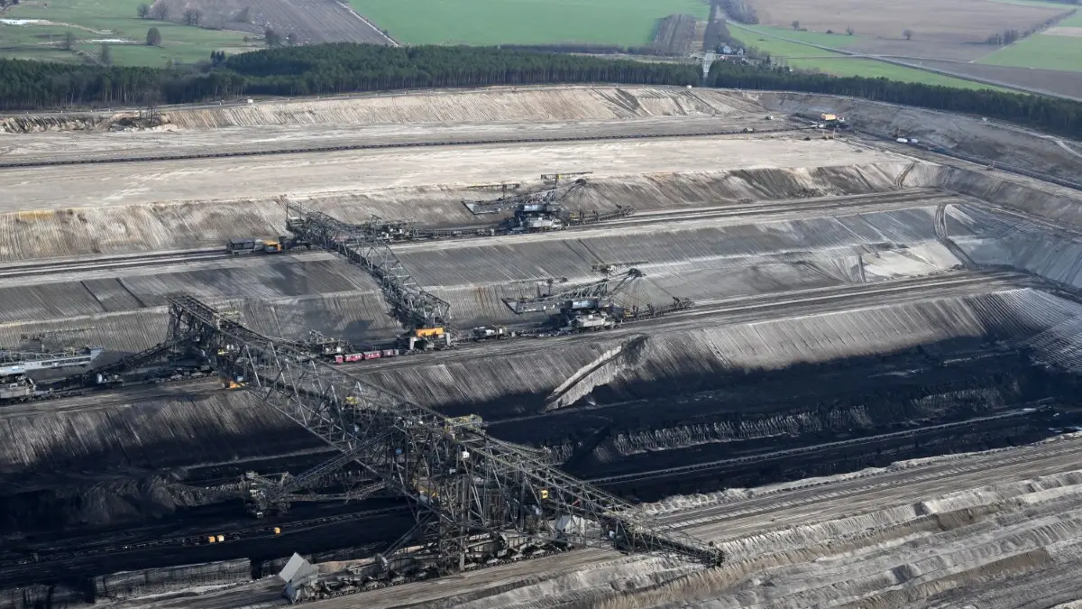 So sah es im Tagebau Jänschwalde Mitte Februar 2024 aus. Die große Abraumförderbrücke F60 soll bis nächstes Jahr aus der Grube gehoben, ausgeschlachtet und dann gesprengt werden.
Luftaufnahme vom 18. Februar 2024
Tagebau Jänschwalde