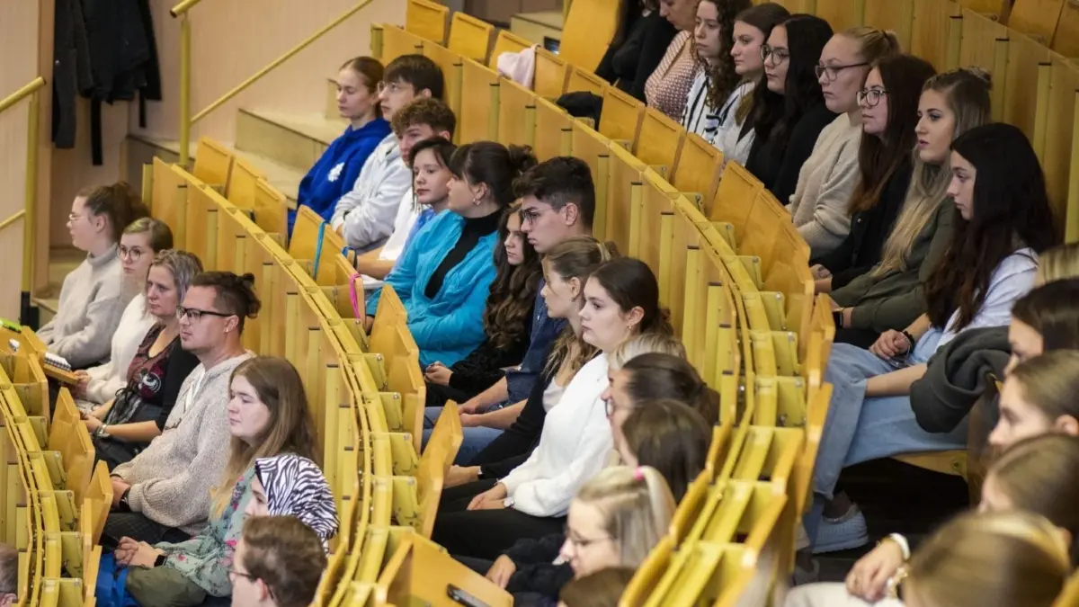Studierende eines Lehramtsstudiengangs der Brandenburgisch–Technischen Universität Cottbus. Die BTU soll laut Hochschulgesetz–Novelle zur Voll–Uni ausgebaut werden. Was sieht der Entwurf sonst noch vor?
Studierende des praxisintegrierenden Lehramtsstudiengangs der BTU im Hörsaal.