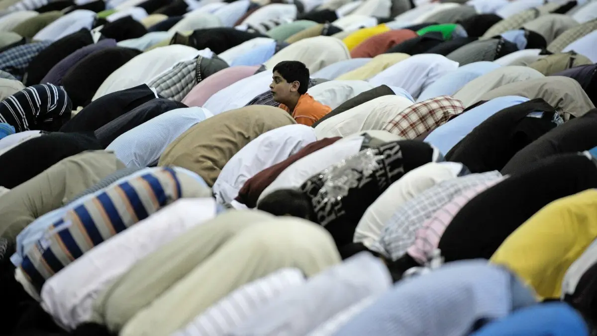 Ramadan in Mannheim 2024: Hier der Kalender mit allen Gebetszeiten für den Fastenmonat.
Ein kleiner Junge schaut am Freitag (14.08.2009) beim Freitagsgebet der Ahmadiyya Gemeinde auf dem Maimarktgelände in Mannheim zwischen den Betenden hervor. Mehr als 30 000 Muslime werden zum dreitägigen Jahrestreffen der Reformgemeinde Ahmadiyya in Mannheim erwartet. Die Gemeinde, die nach eigenen Angaben für einen aufgeklärten und friedlichen Islam steht, ist seit Jahren regelmäßig in der Stadt zu Gast. Sie wurde 1889 gegründet. Foto: Ronald Wittek dpa/lsw +++ dpa-Bildfunk +++