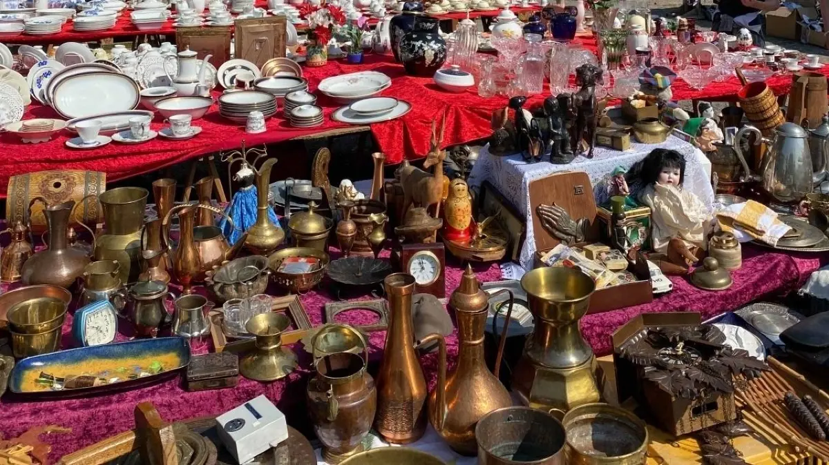 Schatzsuche auf dem Trödelmarkt. Wer Glück hat, findet während des Sonntagsspaziergangs auf einem Flohmarkt in Berlin–Spandau wahre Raritäten.
Trödelmarkt auf dem Cottbuser Viehmarkt