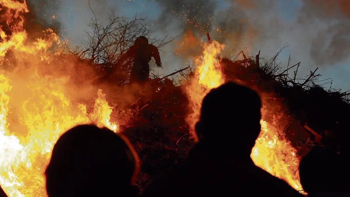 Hexenfeuer sind in der Oberlausitz eine Tradition. Auch in Bad Muskau–Köbeln trifft sich gern Jung und Alt.
Die Tradition des Hexenfeuers wird nach der Corona-Pandemie wieder in den Dörfern belebt. In Weiißwasser wird es dagegen kein Hexenfeuer im Freizeitpark geben.