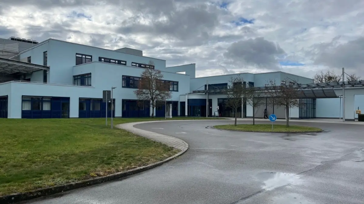 Das Elbe–Elster–Klinikum der Stadt Herzberg. Die Teilschließung der Stationen ist erstmal vom Tisch.
Das Elbe-Elster-Klinikum der Stadt Herzberg. Die Teilschließung der Stationen ist erstmal vom Tisch.