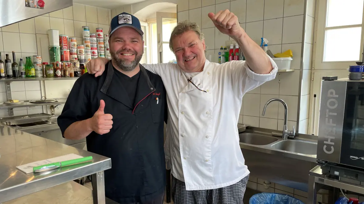 Bernhard IV., genannt Bernie und Bernhard III. genannt Radsche in der Küche der Kneipe Radsche.