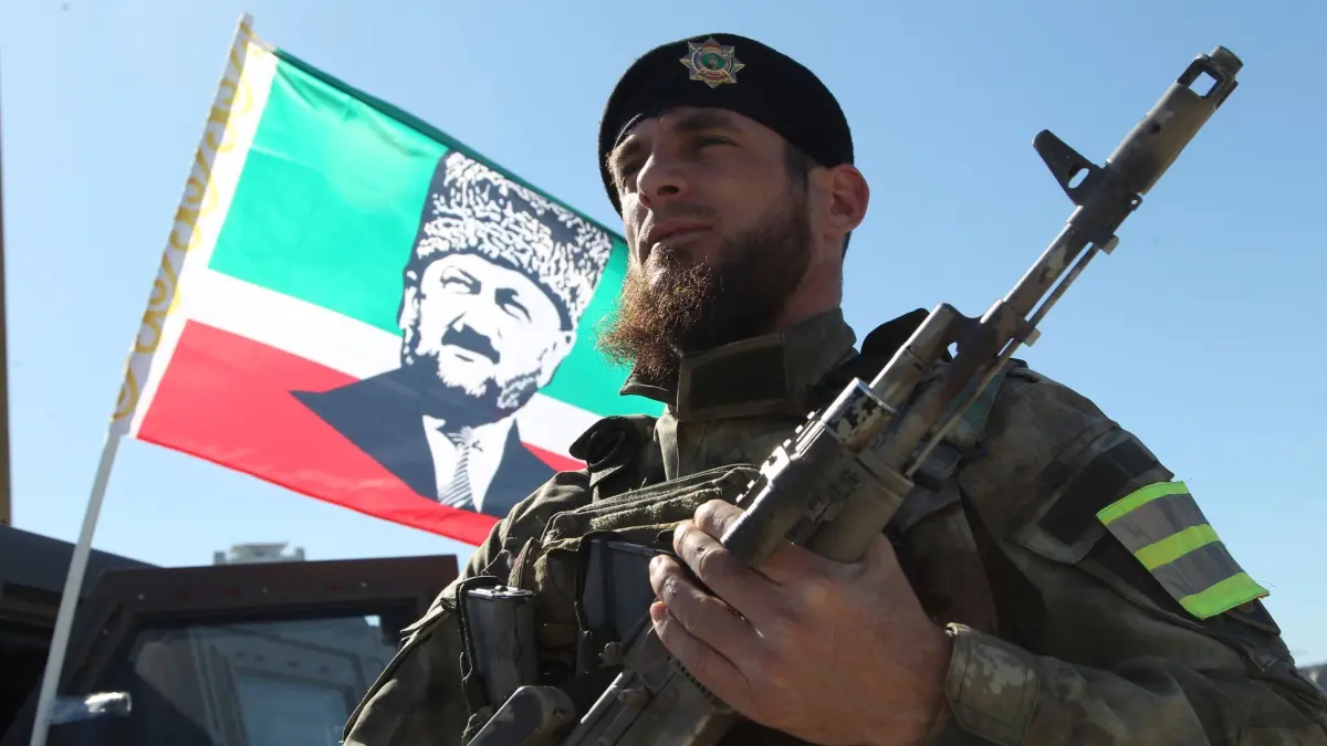 Ukraine–Krieg — Tschetschenien: ARCHIV - 29.03.2022, Russland, Grosny: Ein Soldat hört zu, als Kadyrow, Anführer der russischen Provinz Tschetschenien, in der tschetschenischen Regionalhauptstadt Grosny zu etwa 10 000 Soldaten spricht. (zu dpa: «London: Etwa 9000 Tschetschenen kämpfen für Russland in Ukraine») Foto: -/AP/dpa +++ dpa-Bildfunk +++