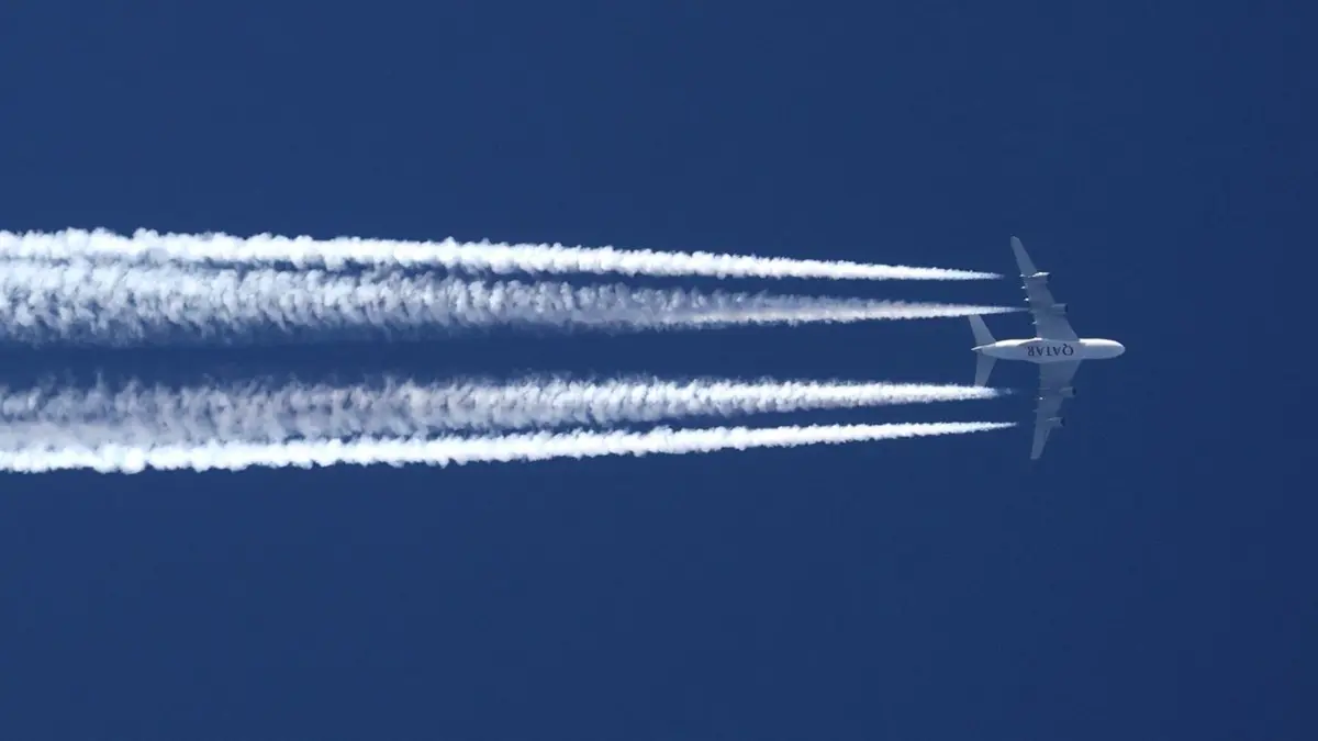 Flugzeug hinterlässt Kondensstreifen: ARCHIV - 25.02.2024, Bayern, Oberstdorf: Ein Flugzeug der Qatar Airline hinterlässt am wolkenlosen Himmel Kondensstreifen. (zu dpa: «Klimaschonender fliegen bis 2050 - selbst das wird wohl schwierig») Foto: Karl-Josef Hildenbrand/dpa +++ dpa-Bildfunk +++