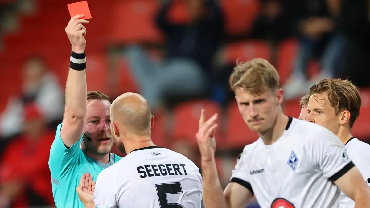 FC Ingolstadt 04 — SV Waldhof Mannheim 07: 05.05.2024, Bayern, Ingolstadt: Fußball: 3. Bundesliga, FC Ingolstadt - SV Waldhof Mannheim, 36. Spieltag im Audi Sportpark. Der Schiedsrichter Lars Erbst (l) zeigt Malte Karbstein (2.v.r.) vom SV Waldhof die rote Karte. Malte Karbstein wurde nun vom DFB-Sportgericht für ein Spiel gesperrt. (zu dpa: «Waldhof-Profi Karbstein nach Roter Karte für ein Spiel gesperrt») Foto: Daniel Karmann/dpa +++ dpa-Bildfunk +++