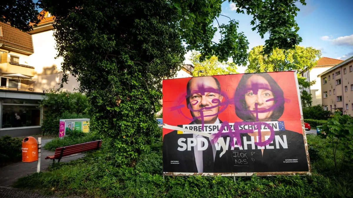 Plakate zur Europawahl: ARCHIV - 05.05.2024, Berlin: Ein SPD Wahlplakat mit dem Bild von Olaf Scholz und Katarina Barley für die Europawahl ist in Berlin Tempelhof mit AfD überschmiert. (zu dpa: «Parteien: Mehr beschädigte Wahlplakate als früher») Foto: Michael Kappeler/dpa +++ dpa-Bildfunk +++