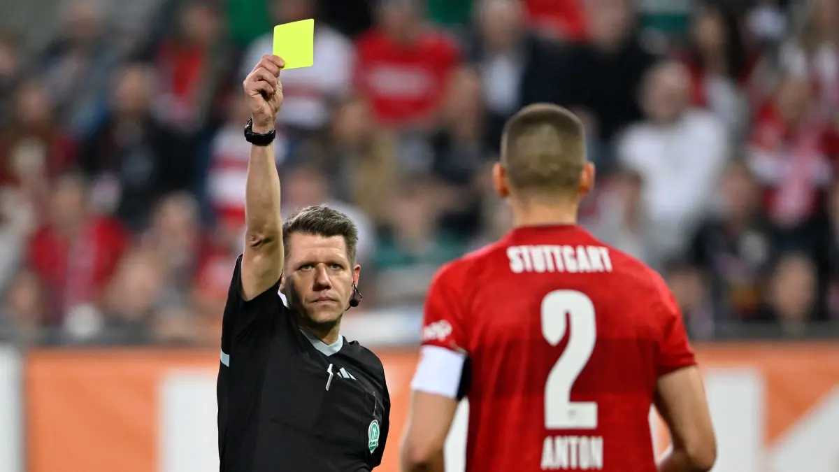 GER, FC Augsburg vs. VfB Stuttgart, Fussball, 1. Bundesliga, 33. Spieltag, Spielzeit 2023/2024, 10.05.2024.: Schiedsrichter Referee Patrick Ittrich zeigt Waldemar Anton VfB Stuttgart (02) gelbe Karte gelb Verwarnung wegen Meckern abfaellige Gesten gegen Linienrichter,
GER, FC Augsburg vs. VfB Stuttgart, Fussball, 1. Bundesliga, 33. Spieltag, Spielzeit 2023/2024, 10.05.2024.
DFB/DFL regulations prohibit any use of photographs as image sequences and/or quasi-video.
Foto: Eibner-Pressefoto/Michael Weber