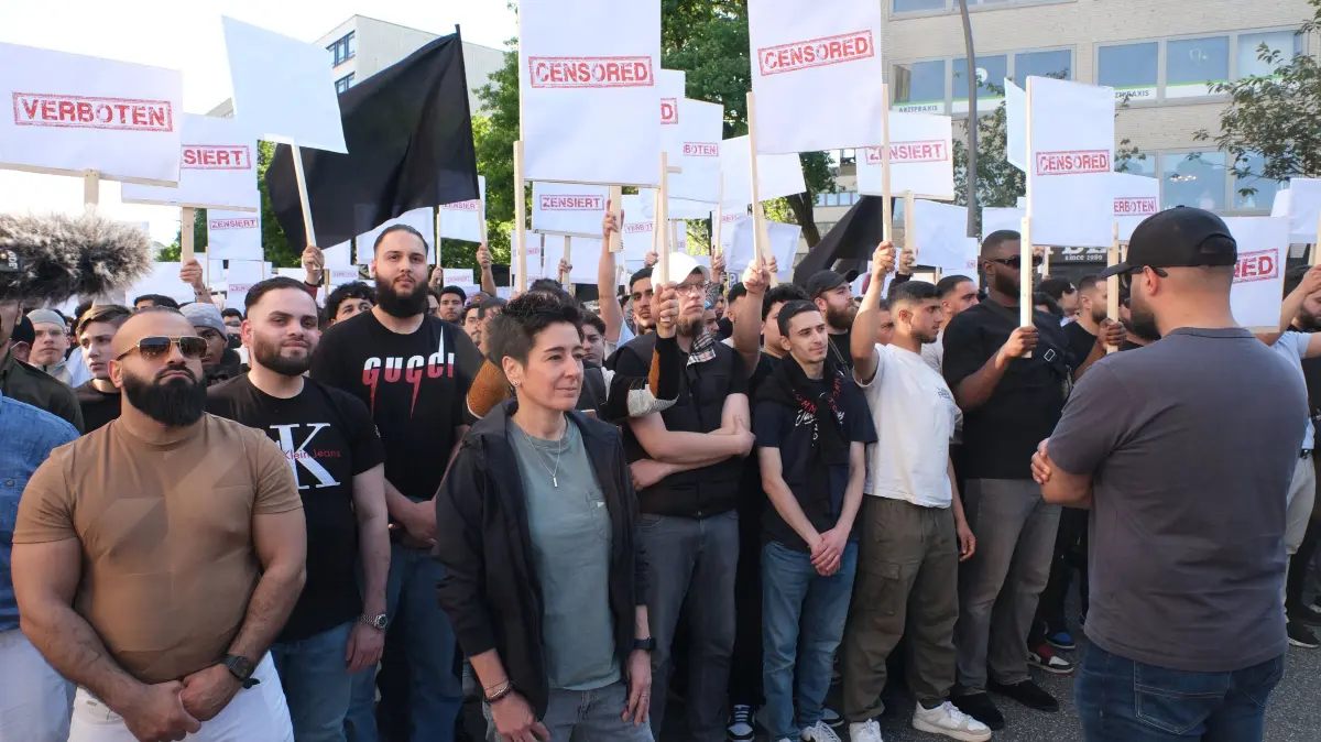 Mehrere hundert Islamisten bei „Muslim Interaktiv“-Demo in Hamburg: Zu einer Demonstration des islamistischen Netzwerks "Muslim Interaktiv" haben sich am Samstag (11.05.2024) in Hamburg mehrere hundert Menschen versammelt. Die Kundgebung im Stadtteil St. Georg wurde von einem grossen Polizeiaufgebot begleitet, es galten strenge Auflagen. Etliche Demonstranten trugen Schilder mit der Aufschrift "Banned" bzw. "Censored", oder "Zensiert". In der Naehe versammelten sich zudem einige Gegendemonstranten, darunter auch die TV-Journalistin Dunja Hayali (Foto vom 11.05.2024). (Siehe epd-Meldungen vom 11.05.2024)
