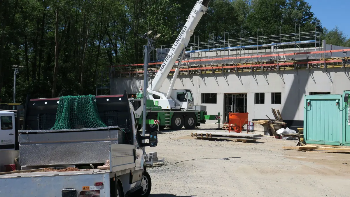 Luft Burg Mehrzweckgebäude: Luftaufnahme vom 13. Mai 2024
Blick auf die Baustelle für das Mehrzweckgebäude Burg (Spreewald) in unmittelbarer Nachbarschaft zur Grund- und Oberschule "Mina Witkojc" Burg (Spreewald)