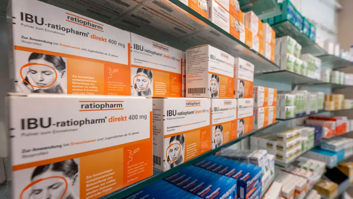 Apotheke Wirtschaft, Gesundheit, Apotheke: Blick auf Schmerztabletten wie Ibuprofen von Ratiopharm. D?sseldorf Nordrhein: Apotheke Wirtschaft, Gesundheit, Apotheke: Blick auf Schmerztabletten wie Ibuprofen von Ratiopharm. D?sseldorf Nordrhein-Westfalen Deutschland *** Pharmacy business, health, pharmacy look at pain pills like ibuprofen from Ratiopharm D?sseldorf North Rhine Westphalia Germany Copyright: xKirchner-Mediax