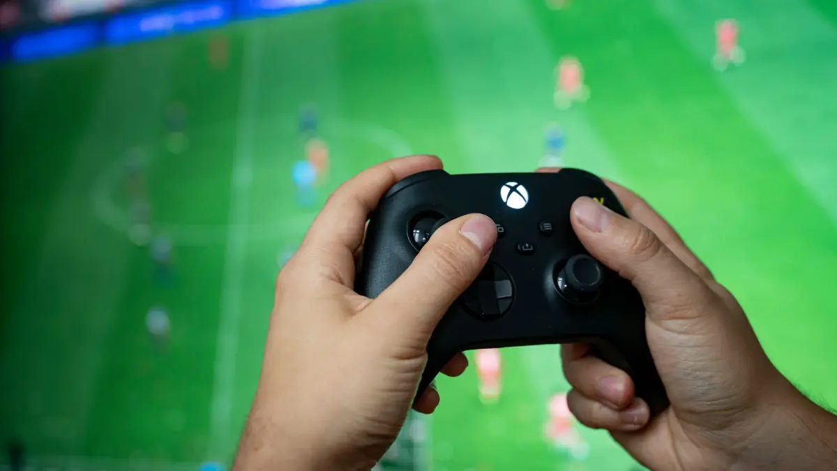 Xbox Series X: ARCHIV - 04.11.2021, Berlin: Ein Mann hält einen Kontroller der Spielekonsole Xbox Series X in der Hand. (zu dpa: «Rot-Grün will Videospiele stärker regulieren») Foto: Fabian Sommer/dpa +++ dpa-Bildfunk +++