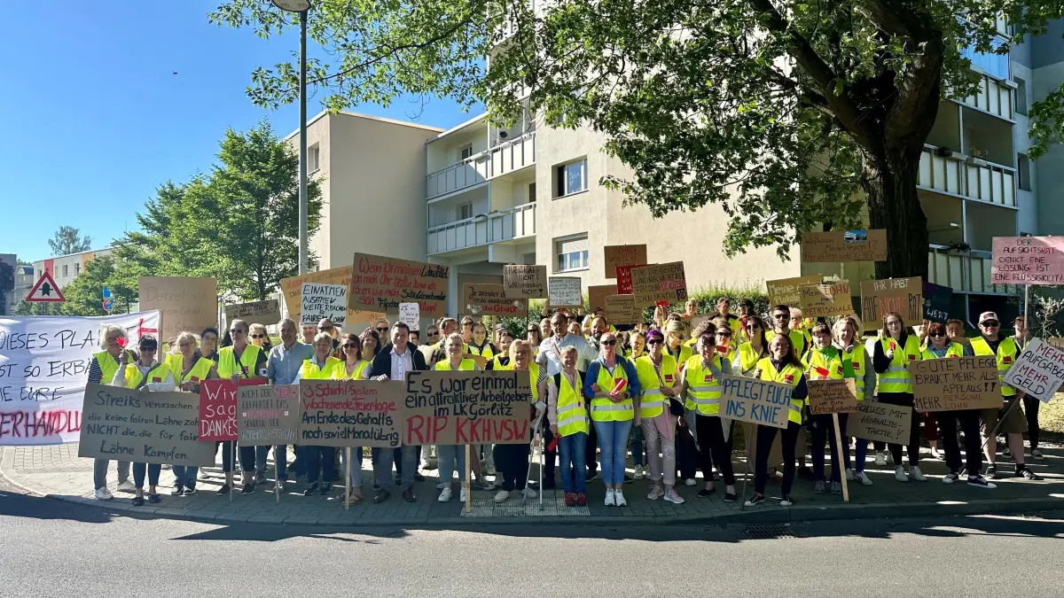 Etwas weniger Pflegekräfte als beim letzten Mal, aber immer noch eine beträchtliche Anzahl ist dem Aufruf der Gewerkschaft Verdi gefolgt. Am 16.05.2024 wurde am Krankenhaus in Weißwasser erneut gestreikt.