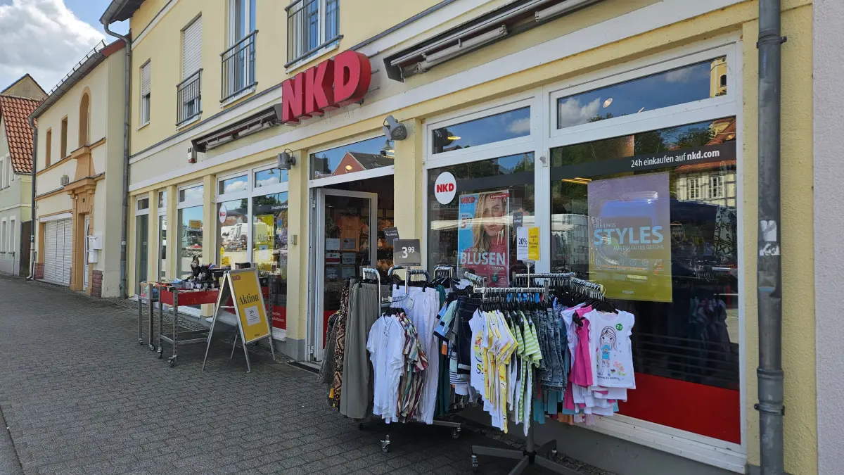 Der Niedrig-Kalkuliert-Discounter "NKD" hat am Dietrich-Heßmer-Platz in Lauchhammer viele Stammkunden. Doch nun soll die Filiale schließen.