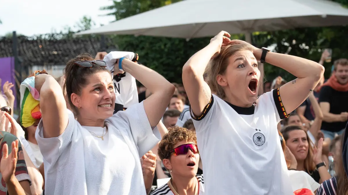 Public Viewing: ARCHIV - 31.07.2022, Berlin: Zahlreiche Menschen verfolgen das EM-Fußball-Finale der Frauen im Park am Gleisdreieck. (zu dpa: «Etliche Großstädte ohne Public Viewing zur EM») Foto: Paul Zinken/Deutsche Presse-Agentur GmbH/dpa +++ dpa-Bildfunk +++