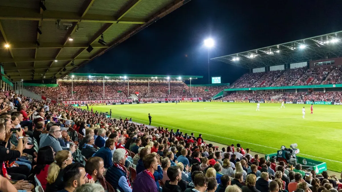 Das Stadion der Freundschaft von Energie Cottbus hat eine Kapazität von rund 20 000 Besuchern.
12.08.2019, Brandenburg, Cottbus: DFB Pokal 2019/20 FC Energie vs. VC Bayern München: Blick von der Zuschauertribüne..Foto: Frank Hammerschmidt