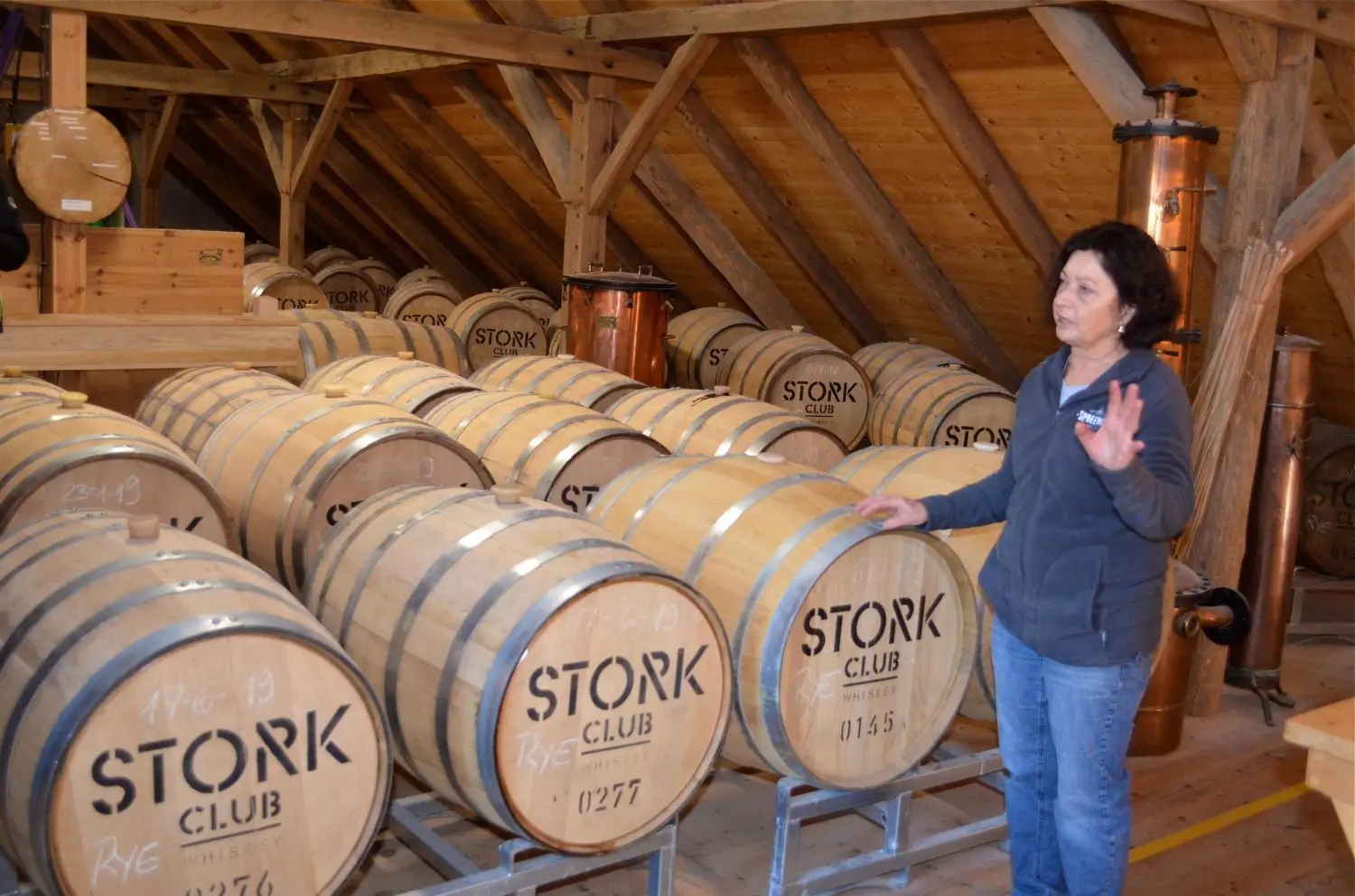 Hier reift der Whiskey in Holzfässern. Karola Plinsch von der Destillerie in Schlepzig führt Gäste durch die Produktionsräume (