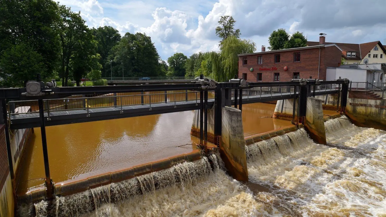 Die Spree ist vom Eisenhydroxidschlamm rötlich-braun gefärbt. Das ist eine Folge des Bergbaus. Der Fluss ist auch hoch mit ausgeschwemmten schwefelhaltigen Verbindungen belastet. Die Sulfatfracht gefährdet die Trinkwasserversorgung in Frankfurt (Oder) und Berlin.