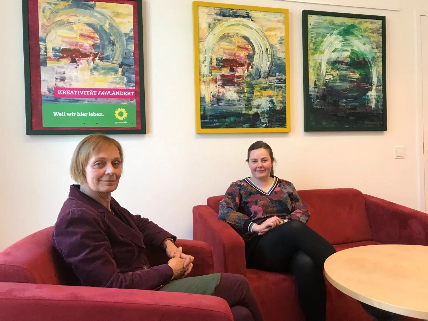 Petra Budke (l.) und ihre Tochter Ricarda Budke sitzen gemeinsam als Abgeordnete für Bündnis 90/Grüne im Potsdamer Landtag.