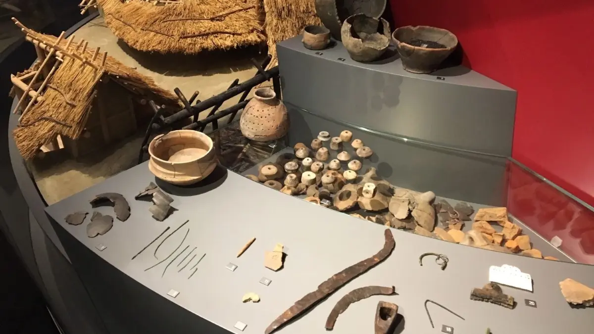 Eine der Vitrinen mit Fund– und Ausstellungsstücken im Innenbereich der Slawenburg (
Eine der Vitrinen mit Fund- und Ausstellungsstücken im Innenbereich der Burg. Die Exponate werden nun aus den Vitrinen geräumt, gelistet, verpackt und zeitweilig nach Wünsdorf verfrachtet.