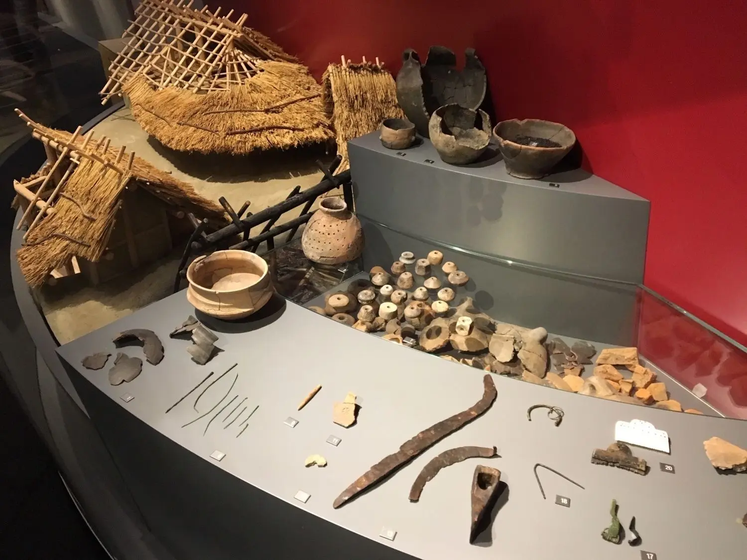 Eine der Vitrinen mit Fund- und Ausstellungsstücken im Innenbereich der Slawenburg (