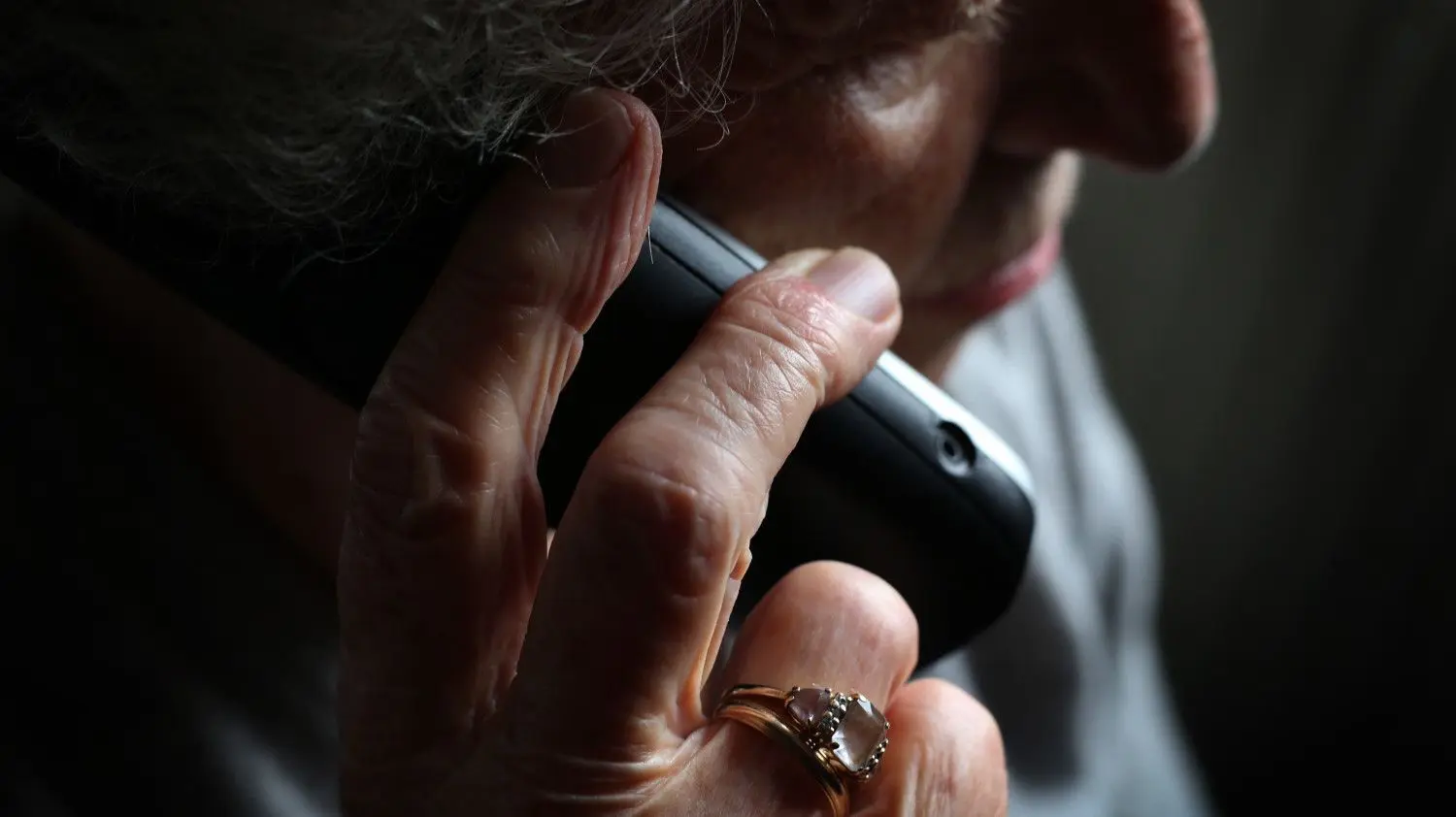 Symbolbild – Vor allem ältere Menschen werden am Telefon oft Opfer von Betrügern. Vor einer Masche will ein Gubener seine Mitmenschen jetzt warnen.