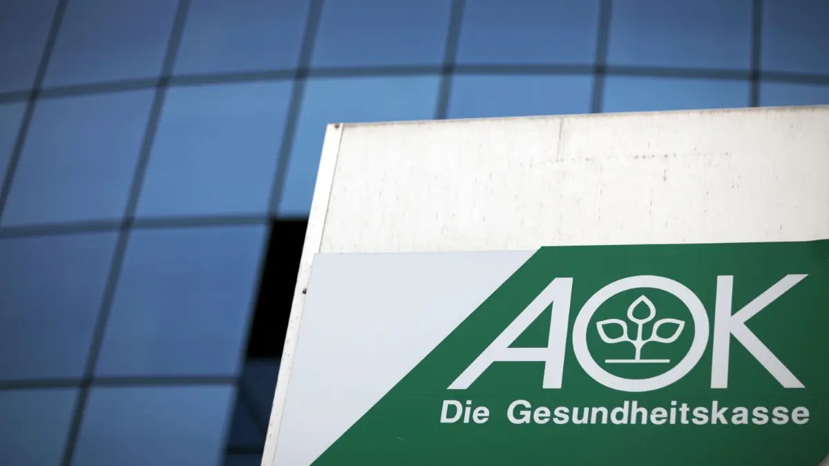 Keine Betragserhöhung für Kunden der AOK Baden–Württemberg wegen Mehrkosten durch Corona–Krise in Sicht.
ARCHIV - Blick auf eine Niederlassung der Allgemeinen Ortskrankenkasse (AOK) in Rostock (Archivfoto vom 15.06.2009). Die Krankenkasse wirft den Ärzten vor, zu viele teuere Arzneimittel zu verschreiben. Laut Arzneiverordnungsreport 2009, der an diesem Donnerstag (17.09.2009) in Berlin vorgestellt wird, waren es im Vorjahr Medikamente für 3,4 Milliarden Euro. Foto: Arno Burgi dpa/lbn (zu dpa 4115 vom 17.09.2009) +++(c) dpa - Bildfunk+++ | Verwendung weltweit
Download am 25.09.2019 für POLI